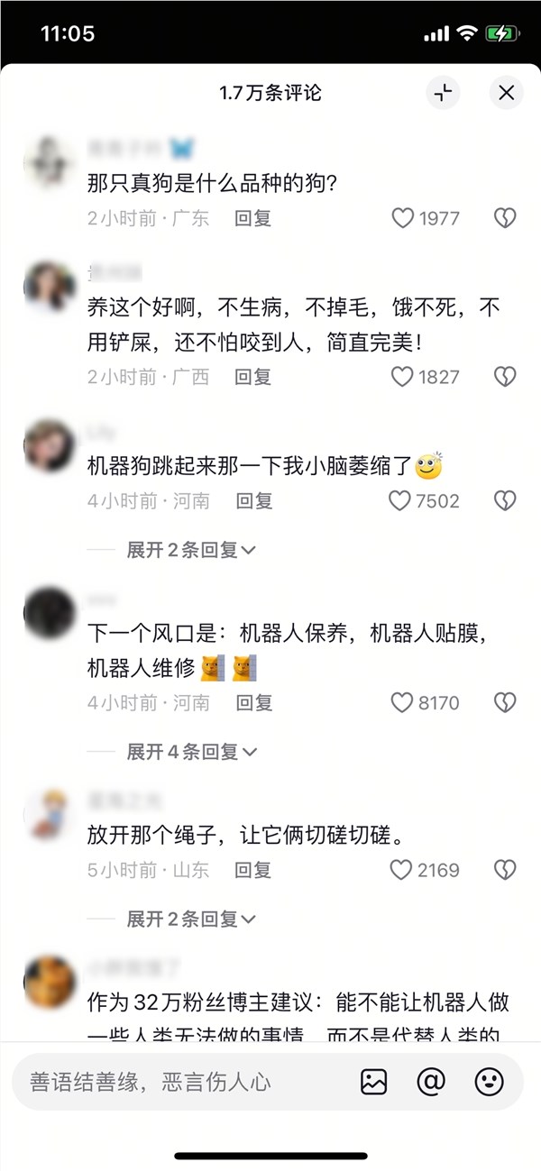 当真狗遇上机器狗挑衅！真狗：要不是被拴着 我早跑了