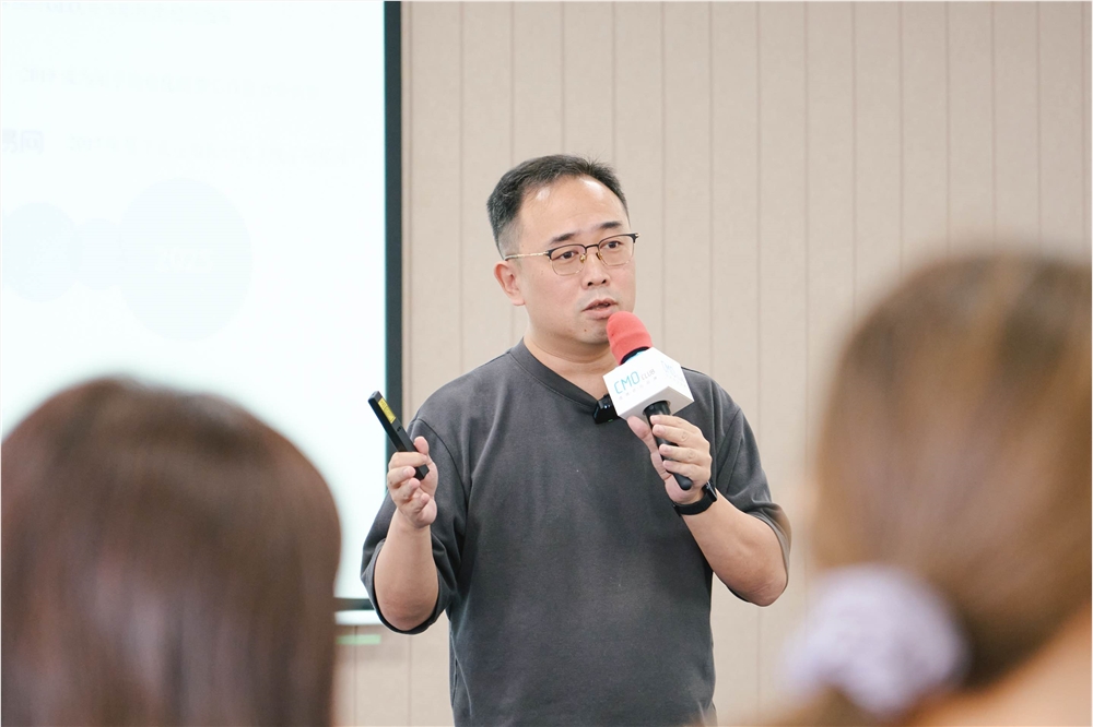 穿黑色衣服的男人在刷牙

AI 生成的内容可能不正确。